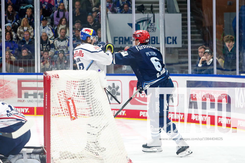 Lucas Thaler (EHC Red Bull Muenchen, 48) und Alex Peters (Schwenninger Wild Wings, 06), GER, Schwenninger Wild Wings vs. EHC Red Bull Muenchen, Eishockey, PENNY DEL, 8. Spieltag, Spielzeit 2026 2027, 11.10.2026 GER, Schwenninger Wild Wings vs. EHC Red Bull Muenchen, Eishockey, PENNY DEL, 8. Spieltag, Spielzeit 2026 2027, 11.10.2026 Schwenningen