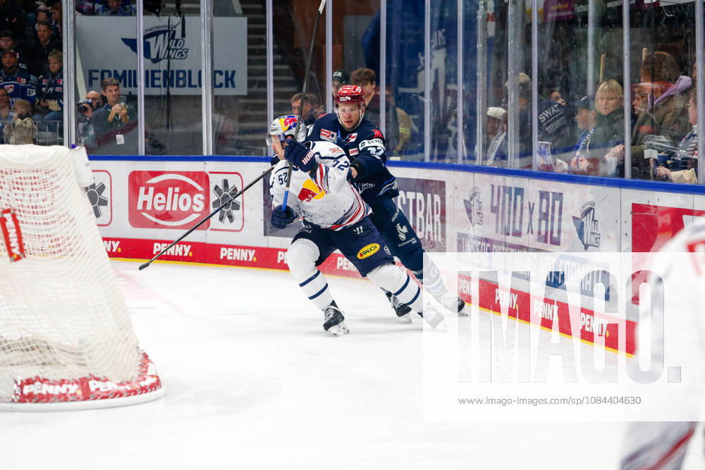 Alexander Karachun (Schwenninger Wild Wings, 47) und Ville Pokka (EHC Red Bull Muenchen, 22), , GER, Schwenninger Wild Wings vs. EHC Red Bull Muenchen, Eishockey, PENNY DEL, 8. Spieltag, Spielzeit 2026 2027, 11.10.2026 GER, Schwenninger Wild Wings vs. EHC Red Bull Muenchen, Eishockey, PENNY DEL, 8. Spieltag, Spielzeit 2026 2027, 11.10.2026 Schwenningen