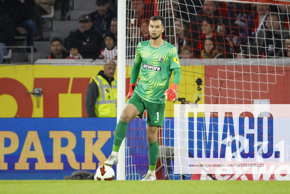 Mio Backhaus (SC Freiburg, 01) am Ball , Deutschland, Fussball, 1. Bundesliga, 5.Spieltag, 2026 2027, SC Freiburg vs. FC Schalke 04, 11.10.2026, Freiburg im Breisgau Europa-Park Stadion Deutschland