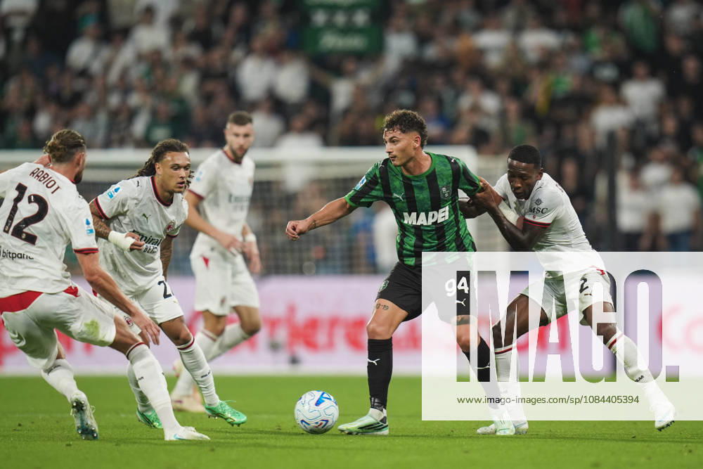 Sassuolos Sebastiano Esposito fights for the ball with Milan s Pervis Estupinan during the Serie A soccer match between Sassuolo and Milan at the Mapei Stadium in Reggio Emilia, north Italy - Sunday, October 11, 2026 -