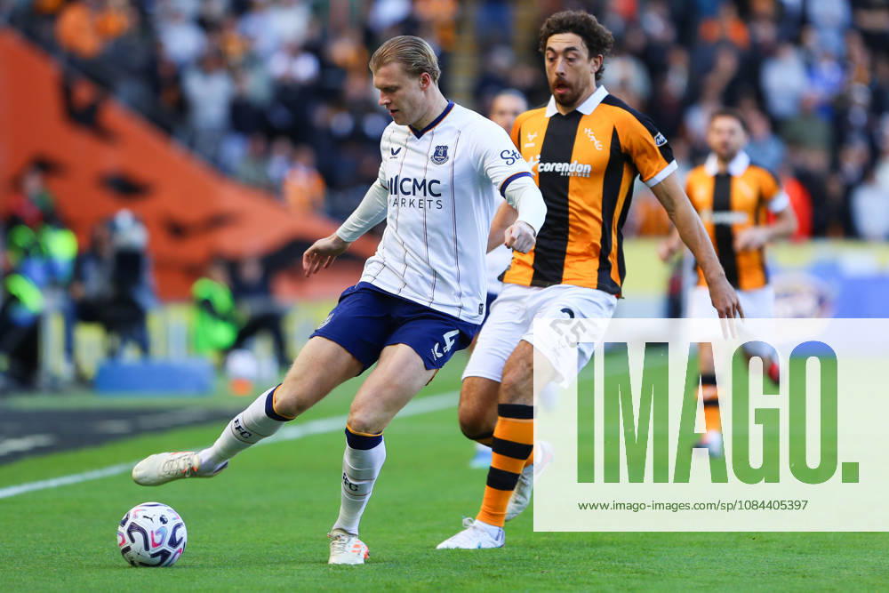 KINGSTON UPON HULL, ENGLAND, OCTOBER 11: Jarrad Branthwaite of Everton FC on the ball during a Premier League 2026-27 match between Hull City and Everton FC at the MKM Stadium on October 11, 2026 in Kingston Upon Hull, England. (Photo by Zach Forster Sports Press Photo)