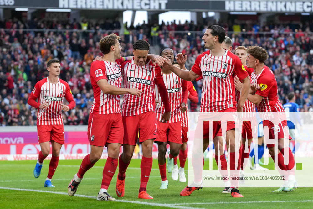 Maximilian Eggestein (SC Freiburg, 08), Derry Scherhant (SC Freiburg, 07), Igor Matanovic (SC Freiburg, 31), Torjubel, Emotionen, Torschuss, Abschluss, Torerfolg, Tor, Treffer , Deutschland, Fussball, 1. Bundesliga, 5.Spieltag, 2026 2027, SC Freiburg vs. FC Schalke 04, 11.10.2026, Europa-Park Stadion, Freiburg Freiburg Europa-Park Stadion Baden-Württemberg Deutschland