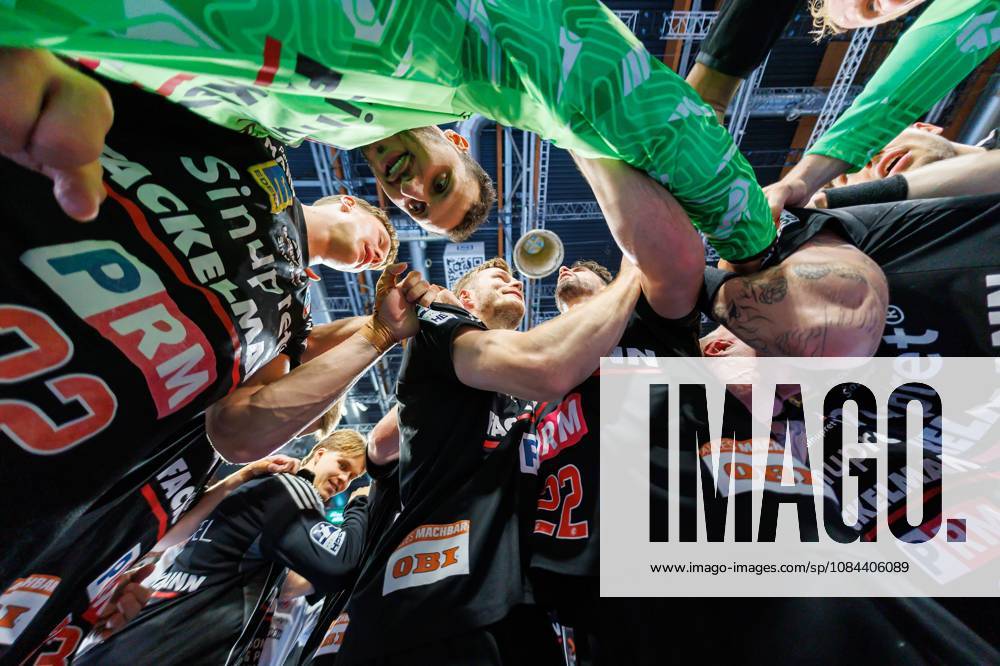 Handball - 1. Bundesliga OPEL HBL - Saison 2026 2027 - 08. Spieltag: HC Erlangen Metropolregion Nürnberg HCE - MT Melsungen - DaMa - - Jubel Freude nach Spielende - Mannschaft Team des HCE ballt Faust Fäuste
