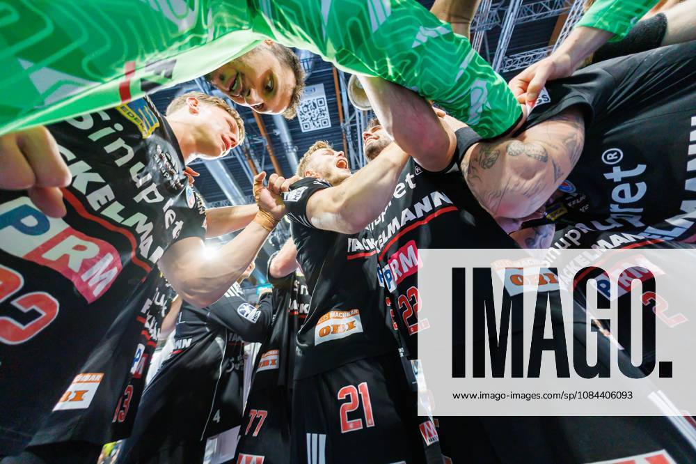 Handball - 1. Bundesliga OPEL HBL - Saison 2026 2027 - 08. Spieltag: HC Erlangen Metropolregion Nürnberg HCE - MT Melsungen - DaMa - - Jubel Freude nach Spielende - Mannschaft Team des HCE ballt Faust Fäuste