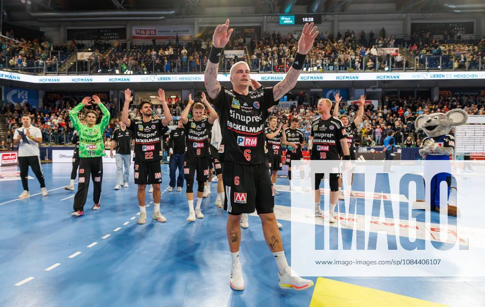 Handball - 1. Bundesliga OPEL HBL - Saison 2026 2027 - 08. Spieltag: HC Erlangen Metropolregion Nürnberg HCE - MT Melsungen - DaMa - - Jubel Freude nach Spielende - Mannschaft Team des HCE mit Jubelkette Jubelwelle