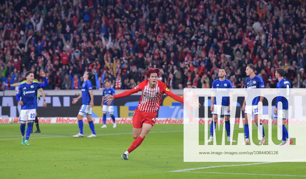 Fussball 1.Bundesliga, SC Freiburg - FC Schalke 04 v.l. Keisuke Goto (SC Freiburg), Goal scored, Tor zum 2:1, celebrate the goal, Torjubel , Jubel, jubeln, jubelt, schalke enttäuscht, enttaeuscht schauend, dissapointed, Enttäuschung, Enttaeuschung Freiburg