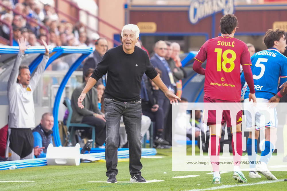IPA89559627 - Gian Piero Gasperini, head coach of AS Roma, during the Italian Serie A soccer match between Como 1907 and AS Roma at Stadio Giuseppe Sinigaglia in Como, Italy, on October 11, 2026
