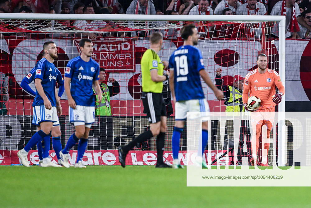 Fussball, Saison 2026 2027, Bundesliga, SC Freiburg - FC Schalke 04, Keisuke Goto (SC Freiburg) erzielt das Tor zum 2:1 und die Spieler des FC Schalke 04 sind enttäuscht, xRHR-FOTO YYx