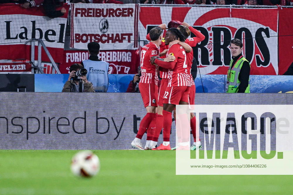 Fussball, Saison 2026 2027, Bundesliga, SC Freiburg - FC Schalke 04, Keisuke Goto (SC Freiburg) erzielt das Tor zum 2:1 und die Spieler des FC Schalke 04 sind enttäuscht, xRHR-FOTO YYx