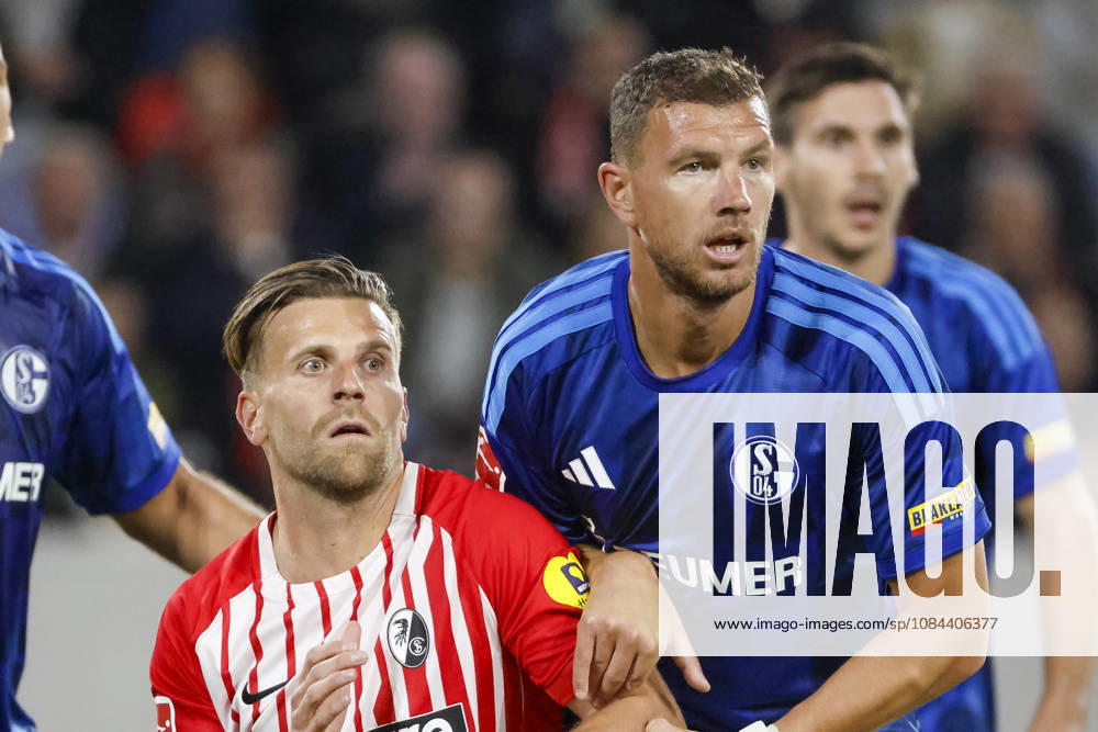 Lucas Höler, Holer (SC Freiburg, 09) und Edin Dzeko (FC Schalke, 10) , Deutschland, Fussball, 1. Bundesliga, 5.Spieltag, 2026 2027, SC Freiburg vs. FC Schalke 04, 11.10.2026, Freiburg im Breisgau Europa-Park Stadion Deutschland