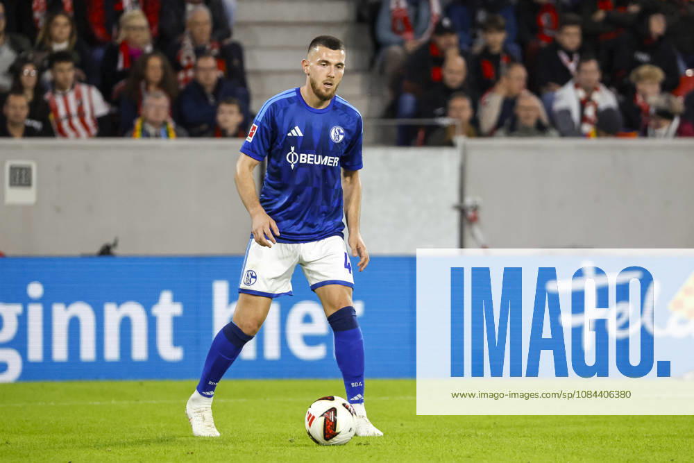 Hasan Kurucay (FC Schalke, 04) am Ball , Deutschland, Fussball, 1. Bundesliga, 5.Spieltag, 2026 2027, SC Freiburg vs. FC Schalke 04, 11.10.2026, Freiburg im Breisgau Europa-Park Stadion Deutschland