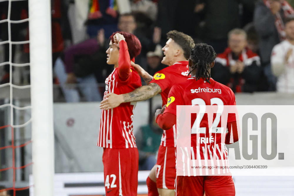 Torjubel SC Freiburg beim 2:1 durch Keisuke Goto (SC Freiburg, 42), Freude, Begeisterung, positive Emotionen, Torerfolg , Deutschland, Fussball, 1. Bundesliga, 5.Spieltag, 2026 2027, SC Freiburg vs. FC Schalke 04, 11.10.2026, Freiburg im Breisgau Europa-Park Stadion Deutschland
