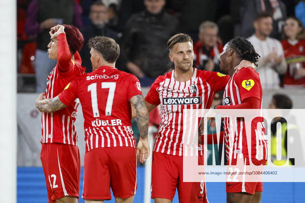 Torjubel SC Freiburg beim 2:1 durch Keisuke Goto (SC Freiburg, 42), Freude, Begeisterung, positive Emotionen, Torerfolg , Deutschland, Fussball, 1. Bundesliga, 5.Spieltag, 2026 2027, SC Freiburg vs. FC Schalke 04, 11.10.2026, Freiburg im Breisgau Europa-Park Stadion Deutschland