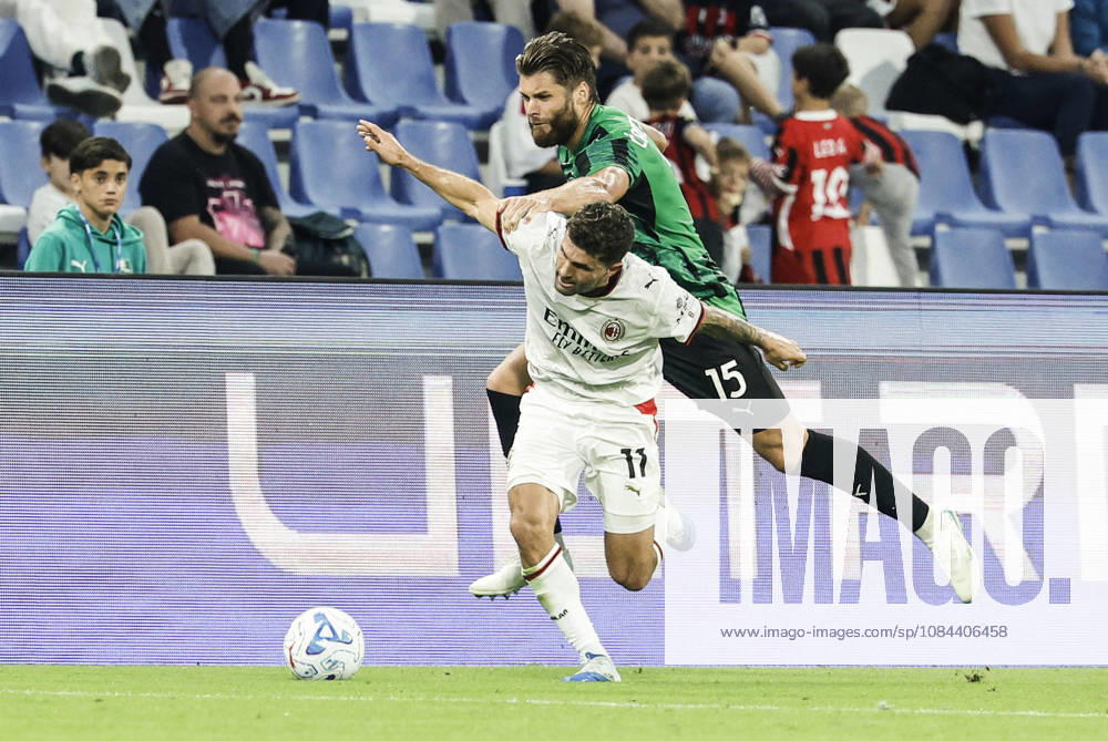 Sassuolo s Duje ?aleta-Car (R) and Milans Christian Pulisic in action during the Italian Serie A soccer match US Sassuolo vs AC Milan at Mapei Stadium in Reggio Emilia, Italy, 11 October 2026. ANSA ELISABETTA BARACCHI. Serie A: Sassuolo-Milan - ZUMAa110 20261011_zaf_a110_068