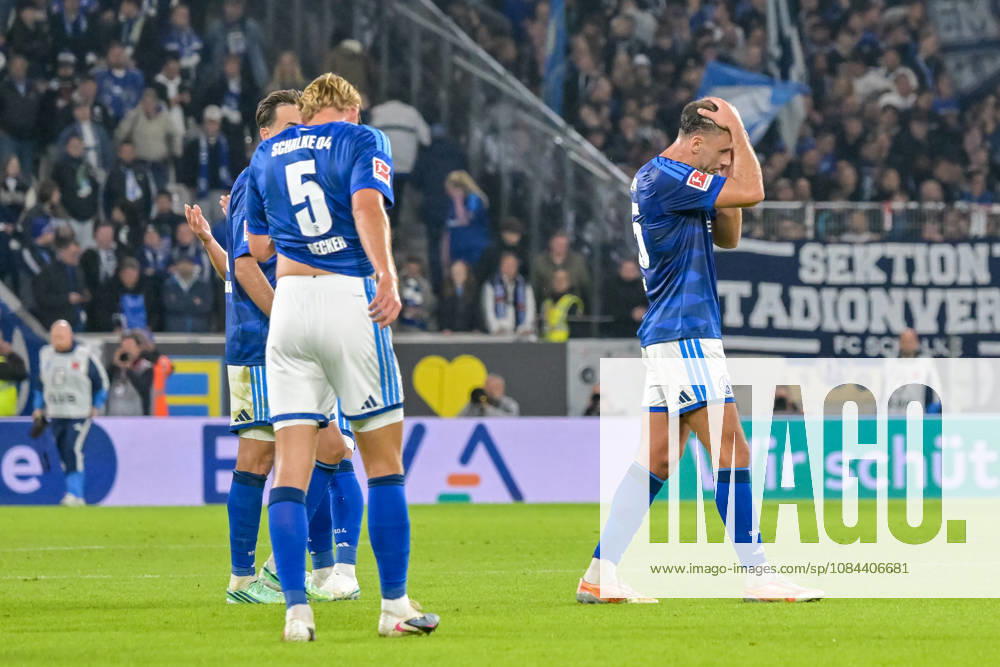 Team FC Schalke nach Spielende. GER, SC Freiburg vs Schalke 04, Fussball, Bundesliga, 5. Spieltag, Saison 2026 2027, 11.10.2026 DFL DFB REGULATIONS PROHIBIT ANY USE OF PHOTOGRAPHS AS IMAGE SEQUENCES AND OR QUASI-VIDEO GER, SC Freiburg vs Schalke 04, Fussball, Bundesliga, 5. Spieltag, Saison 2026 2027, 11.10.2026 Freiburg