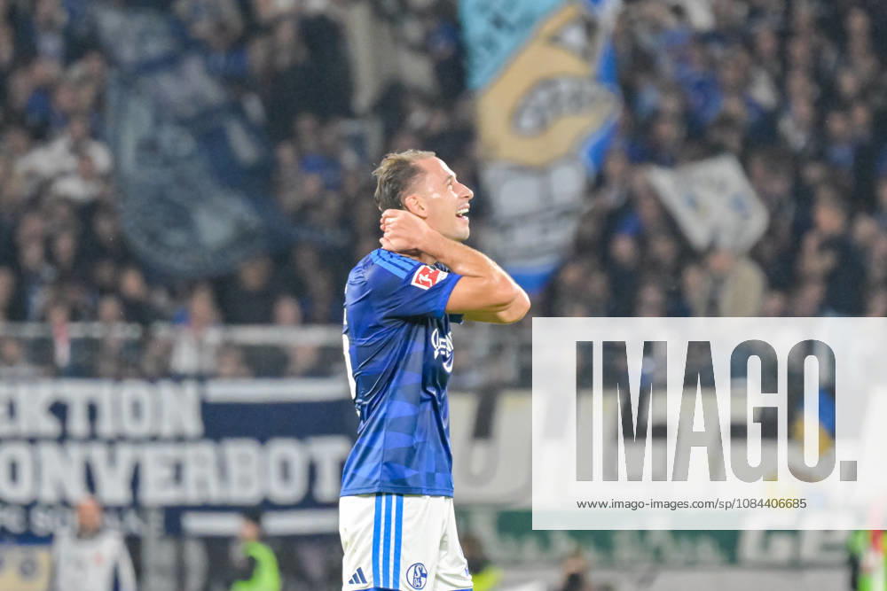 Nikola Katic (FC Schalke 04, 25) nach Spielende. GER, SC Freiburg vs Schalke 04, Fussball, Bundesliga, 5. Spieltag, Saison 2026 2027, 11.10.2026 DFL DFB REGULATIONS PROHIBIT ANY USE OF PHOTOGRAPHS AS IMAGE SEQUENCES AND OR QUASI-VIDEO GER, SC Freiburg vs Schalke 04, Fussball, Bundesliga, 5. Spieltag, Saison 2026 2027, 11.10.2026 Freiburg