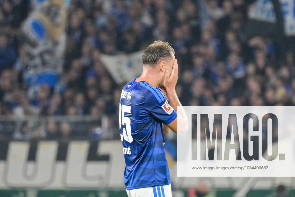 Nikola Katic (FC Schalke 04, 25) nach Spielende. GER, SC Freiburg vs Schalke 04, Fussball, Bundesliga, 5. Spieltag, Saison 2026 2027, 11.10.2026 DFL DFB REGULATIONS PROHIBIT ANY USE OF PHOTOGRAPHS AS IMAGE SEQUENCES AND OR QUASI-VIDEO GER, SC Freiburg vs Schalke 04, Fussball, Bundesliga, 5. Spieltag, Saison 2026 2027, 11.10.2026 Freiburg