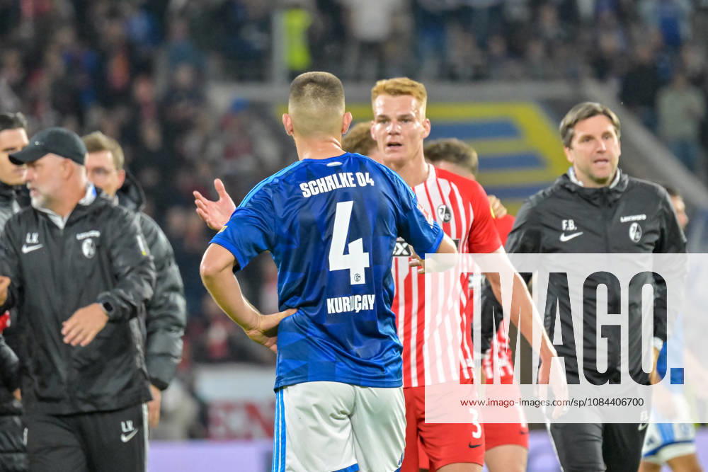 Hasan Kurucay (FC Schalke 04, 04), Philipp Lienhart (SC Freiburg, 03) kltaschen sich nach dem Spiel ab. GER, SC Freiburg vs Schalke 04, Fussball, Bundesliga, 5. Spieltag, Saison 2026 2027, 11.10.2026 DFL DFB REGULATIONS PROHIBIT ANY USE OF PHOTOGRAPHS AS IMAGE SEQUENCES AND OR QUASI-VIDEO GER, SC Freiburg vs Schalke 04, Fussball, Bundesliga, 5. Spieltag, Saison 2026 2027, 11.10.2026 Freiburg