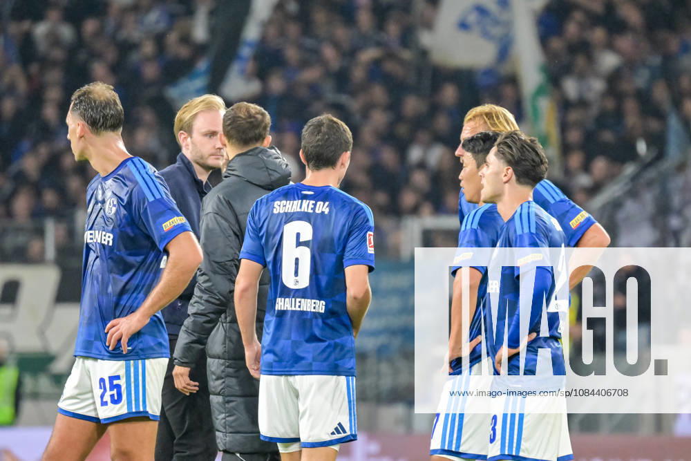Team FC Schalke nach der Niederlage in Freiburg mit Nikola Katic (FC Schalke 04, 25), Ron Schallenberg (FC Schalke 04, 06). GER, SC Freiburg vs Schalke 04, Fussball, Bundesliga, 5. Spieltag, Saison 2026 2027, 11.10.2026 DFL DFB REGULATIONS PROHIBIT ANY USE OF PHOTOGRAPHS AS IMAGE SEQUENCES AND OR QUASI-VIDEO GER, SC Freiburg vs Schalke 04, Fussball, Bundesliga, 5. Spieltag, Saison 2026 2027, 11.10.2026 Freiburg