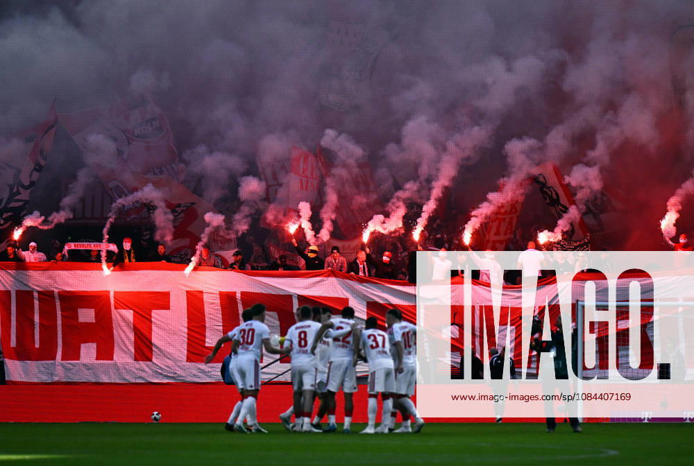 Cologne, Germany, 1. Bundesliga, Matchday 5, Rhein-Energie-Stadium Cologne, 1. FC Köln vs Bor. Mönchengladbach 2:1; Cologne Fans before the match. Feature, Icon, Icon Image, Single Image.