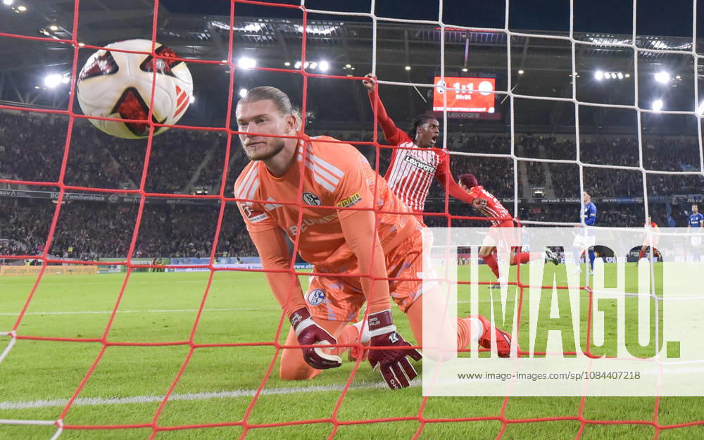Fussball 1.Bundesliga, SC Freiburg - FC Schalke 04 v.l. Keisuke Goto (SC Freiburg), Goal scored, Tor zum 2:1, Loris Karius (FC Schalke 04) enttäuscht, enttaeuscht schauend, dissapointed, Enttäuschung, Enttaeuschung Freiburg