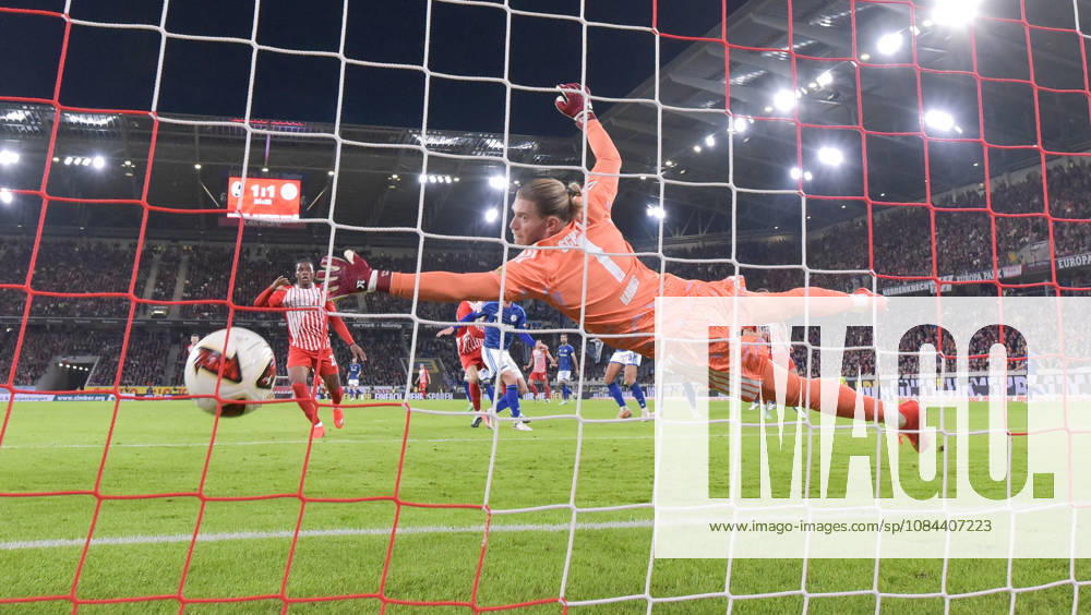 Fussball 1.Bundesliga, SC Freiburg - FC Schalke 04 v.l. Keisuke Goto (SC Freiburg), Goal scored, Tor zum 2:1, Loris Karius (FC Schalke 04) Freiburg