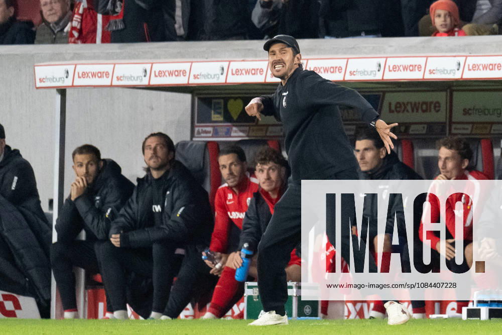 GER, Fussball, Herren, 1. Bundesliga, Saison 2026 2027, 5. Spieltag, SC Freiburg vs. FC Schalke 04 Nach Spielende Schlussjubel, freude bei Julian Schuster ( SC Freiburg, Cheftraner ), gestikuliert. DFB DFL regulations prohibit any use of photographs as image sequences and or quasi-video. Freiburg Europa-Park Stadion Baden-Württemberg Deutschland
