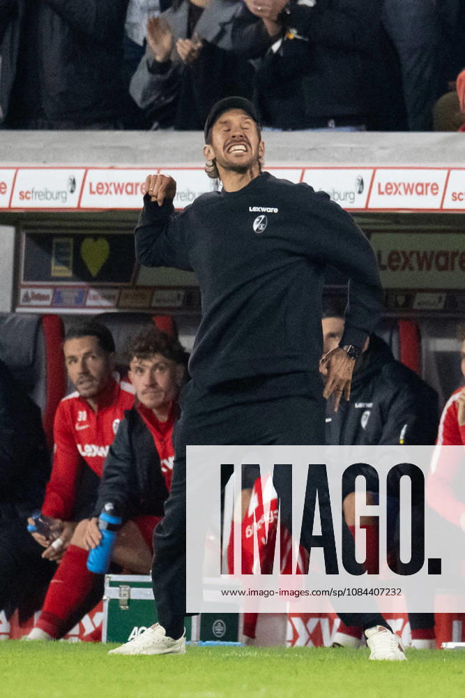 GER, Fussball, Herren, 1. Bundesliga, Saison 2026 2027, 5. Spieltag, SC Freiburg vs. FC Schalke 04 Nach Spielende Schlussjubel, freude bei Julian Schuster ( SC Freiburg, Cheftraner ), gestikuliert. DFB DFL regulations prohibit any use of photographs as image sequences and or quasi-video. Freiburg Europa-Park Stadion Baden-Württemberg Deutschland