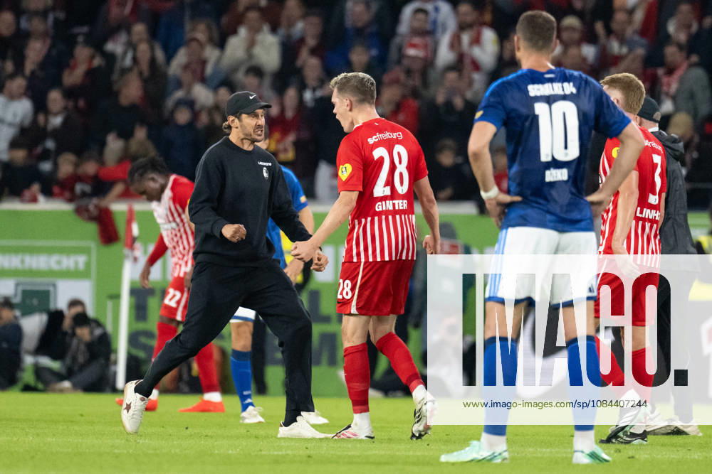 GER, Fussball, Herren, 1. Bundesliga, Saison 2026 2027, 5. Spieltag, SC Freiburg vs. FC Schalke 04 Nach Spielende Schlussjubel, freude bei Julian Schuster ( SC Freiburg, Cheftraner ), gestikuliert. re. Matthias Ginter ( SC Freiburg, 28 ). DFB DFL regulations prohibit any use of photographs as image sequences and or quasi-video. Freiburg Europa-Park Stadion Baden-Württemberg Deutschland