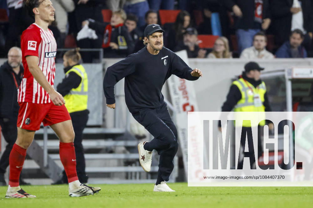 Julian Schuster (SC Freiburg, Trainer) nach dem Spiel , Deutschland, Fussball, 1. Bundesliga, 5.Spieltag, 2026 2027, SC Freiburg vs. FC Schalke 04, 11.10.2026, Freiburg im Breisgau Europa-Park Stadion Deutschland