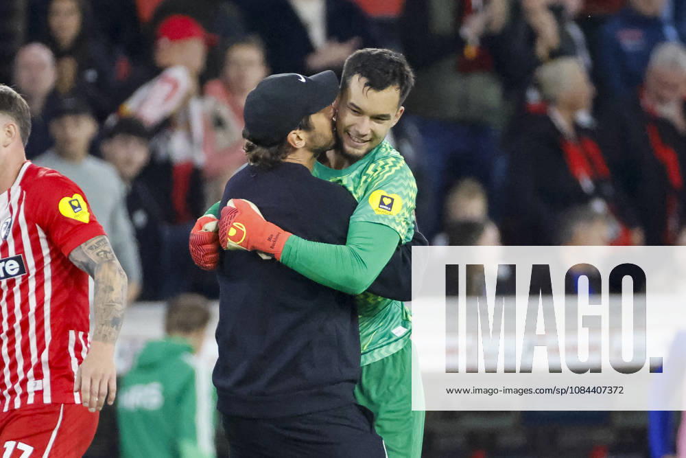 Julian Schuster (SC Freiburg, Trainer) und Mio Backhaus (SC Freiburg, 01) nach dem Spiel , Deutschland, Fussball, 1. Bundesliga, 5.Spieltag, 2026 2027, SC Freiburg vs. FC Schalke 04, 11.10.2026, Freiburg im Breisgau Europa-Park Stadion Deutschland