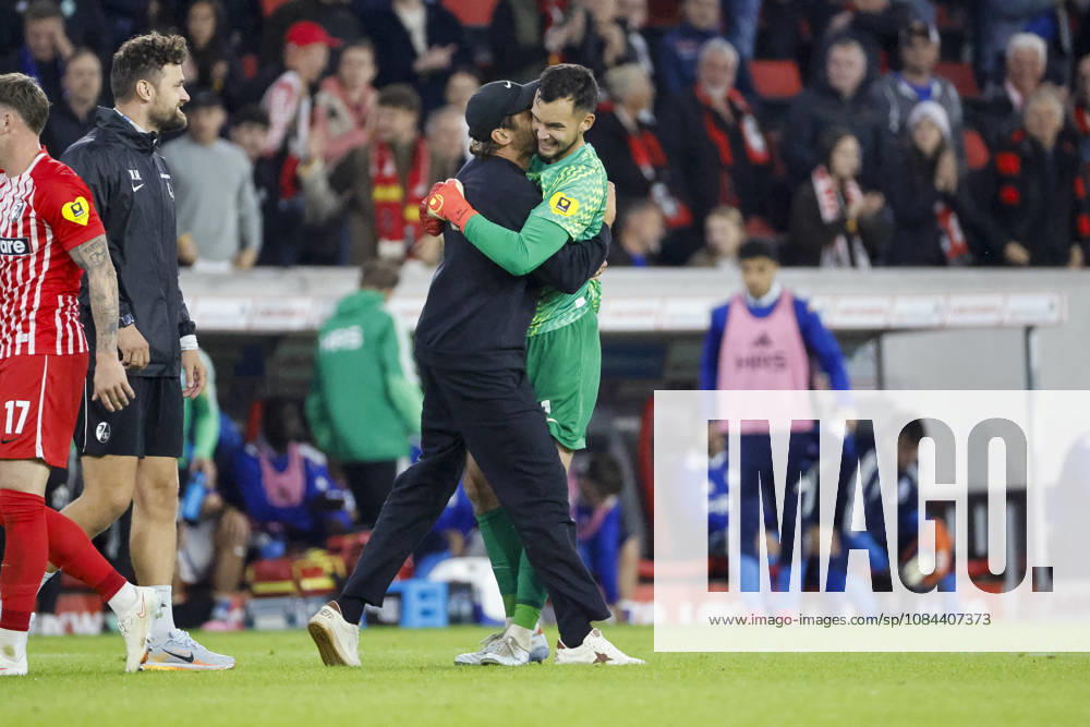 Julian Schuster (SC Freiburg, Trainer) und Mio Backhaus (SC Freiburg, 01) nach dem Spiel , Deutschland, Fussball, 1. Bundesliga, 5.Spieltag, 2026 2027, SC Freiburg vs. FC Schalke 04, 11.10.2026, Freiburg im Breisgau Europa-Park Stadion Deutschland