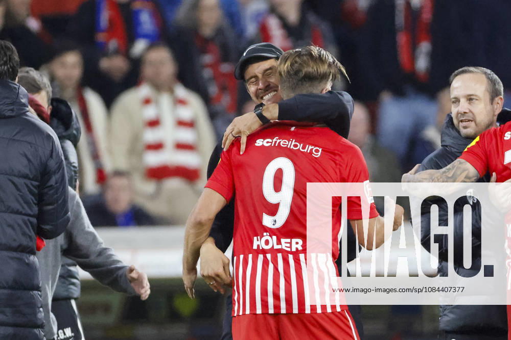 Julian Schuster (SC Freiburg, Trainer) und Lucas Höler, Holer (SC Freiburg, 09) nach dem Spiel , Deutschland, Fussball, 1. Bundesliga, 5.Spieltag, 2026 2027, SC Freiburg vs. FC Schalke 04, 11.10.2026, Freiburg im Breisgau Europa-Park Stadion Deutschland