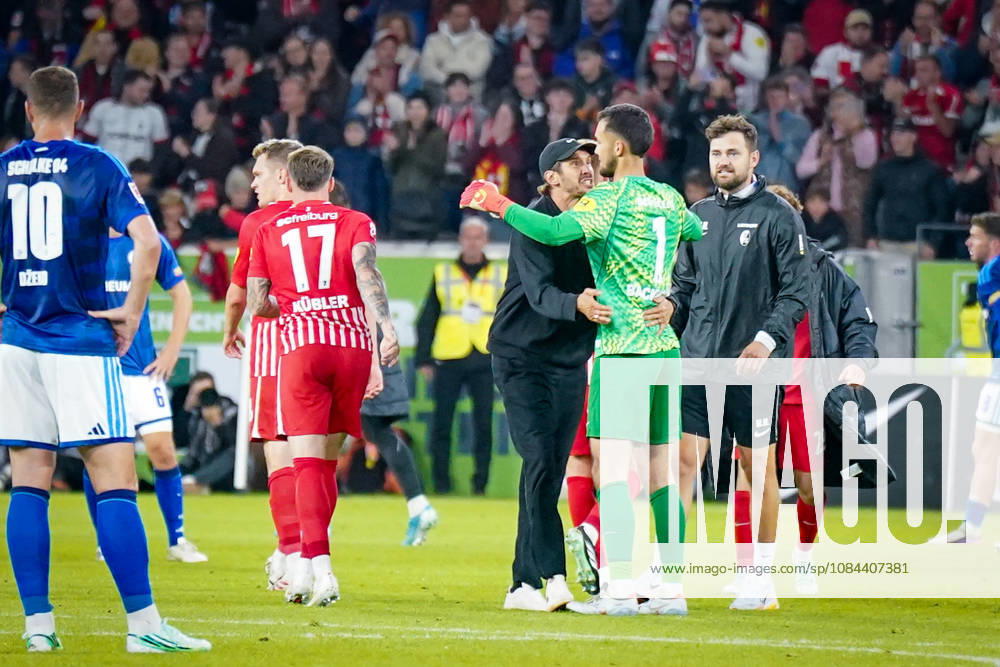 Deutschland: Fußball Bundesliga 2026 - 2027, 5. Spieltag - SC Freiburg - FC Schalke 04 - Europa-Park-Stadion (Freiburg): Freude, Emotionen, Jubel bei Julian Schuster (Trainer, SC Freiburg) und Mio Backhaus (SC Freiburg, 1) mit Abpfiff und der Tabellenführung, Edin Dzeko (FC Schalke 04, 10) schaut