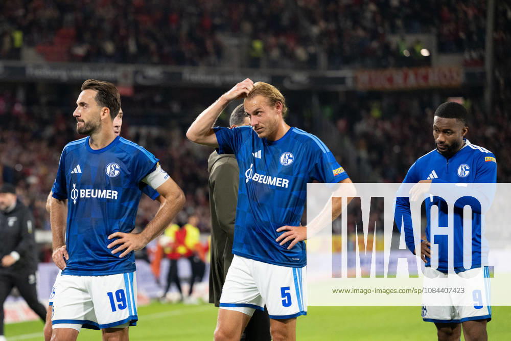 GER, Fussball, Herren, 1. Bundesliga, Saison 2026 2027, 5. Spieltag, SC Freiburg vs. FC Schalke 04 Nach Spielende Entaeuschung, frust bei Kenan Karaman ( FC Schalke 04, 19 ), Timo Becker ( FC Schalke 04, 05) , Moussa, Sylla ( FC Schalke 04, 09) DFB DFL regulations prohibit any use of photographs as image sequences and or quasi-video. Freiburg Europa-Park Stadion Baden-Württemberg Deutschland