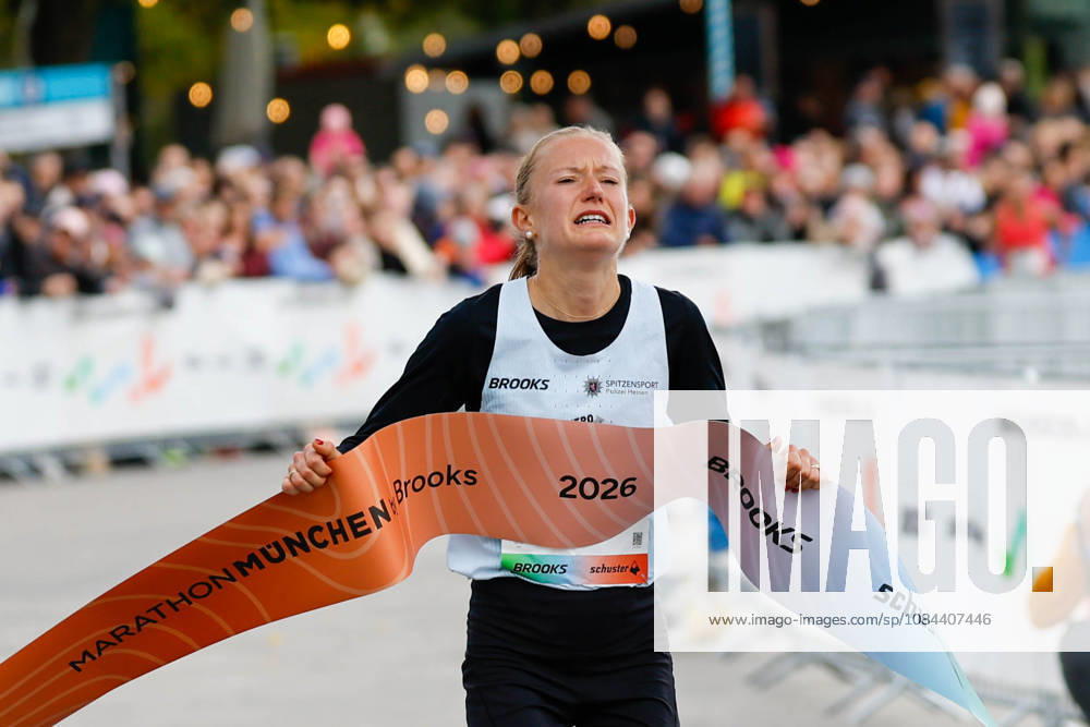 München Marathon 2026; München, 11.10.2026 Nina REUTER (GER Frankfurt Athletics) läuft in 02:32:01 Stunden als Erstplatzierte durch das Zielband und verteidigt ihren Titel beim Marathon im Rahmen des MARATHON MÜNCHEN by Brooks 2026; München