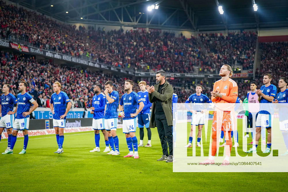 Deutschland: Fußball Bundesliga 2026 - 2027, 5. Spieltag - SC Freiburg - FC Schalke 04 - Europa-Park-Stadion (Freiburg): Enttäuschung bei den Spielern von Schalke und Miron Muslic (Trainer, FC Schalke 04) nach der Niederlage