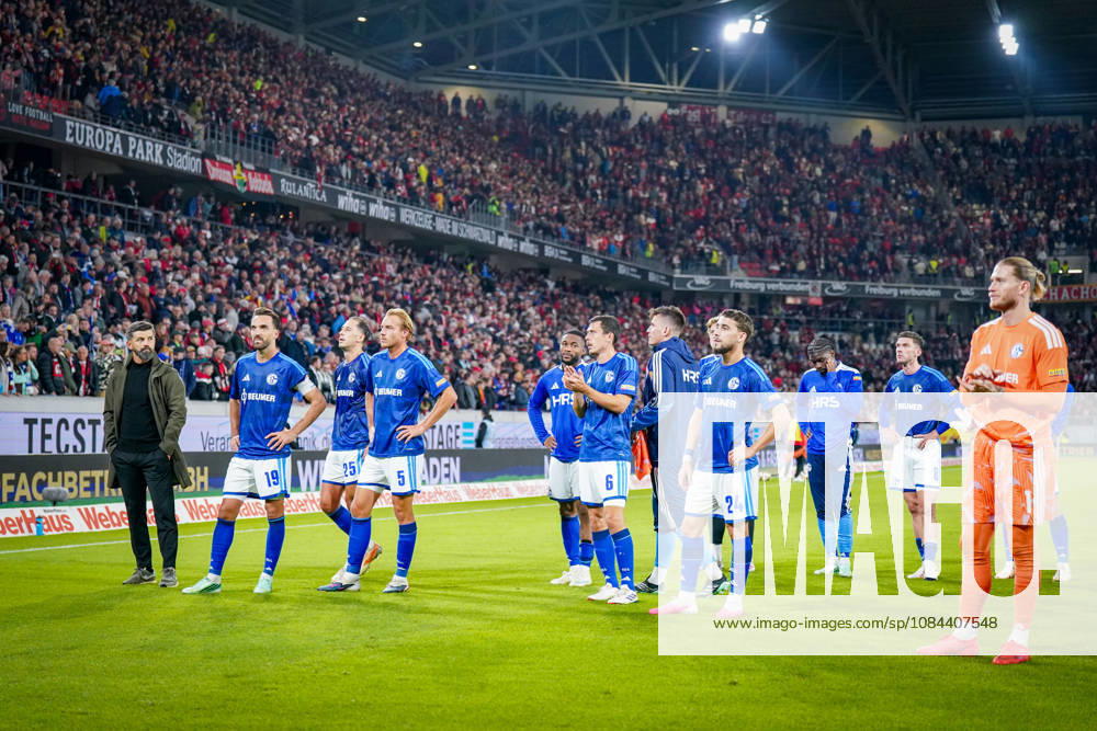 Deutschland: Fußball Bundesliga 2026 - 2027, 5. Spieltag - SC Freiburg - FC Schalke 04 - Europa-Park-Stadion (Freiburg): Enttäuschung bei den Spielern von Schalke und Miron Muslic (Trainer, FC Schalke 04) nach der Niederlage, Loris Karius (FC Schalke 04, 1)