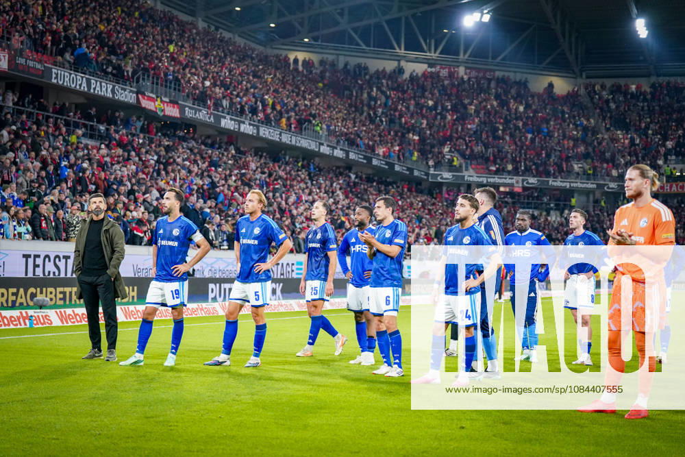 Deutschland: Fußball Bundesliga 2026 - 2027, 5. Spieltag - SC Freiburg - FC Schalke 04 - Europa-Park-Stadion (Freiburg): Enttäuschung bei den Spielern von Schalke und Miron Muslic (Trainer, FC Schalke 04) nach der Niederlage, Loris Karius (FC Schalke 04, 1)
