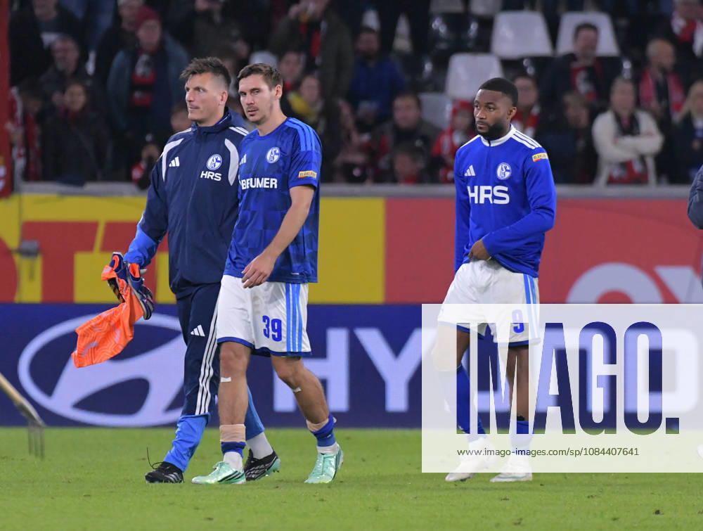 Fussball 1.Bundesliga, SC Freiburg - FC Schalke 04 v.l. Schalke enttäuscht, enttaeuscht schauend, dissapointed, Enttäuschung, Enttaeuschung Freiburg