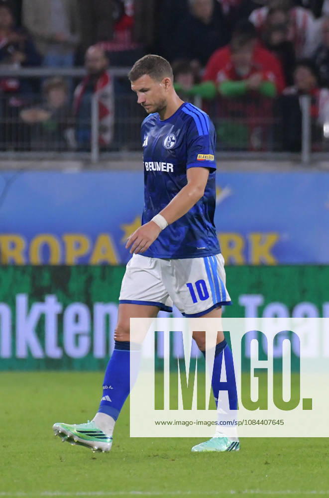 Fussball 1.Bundesliga, SC Freiburg - FC Schalke 04 v.l. Edin Dzeko (FC Schalke 04), enttäuscht, enttaeuscht schauend, dissapointed, Enttäuschung, Enttaeuschung Freiburg
