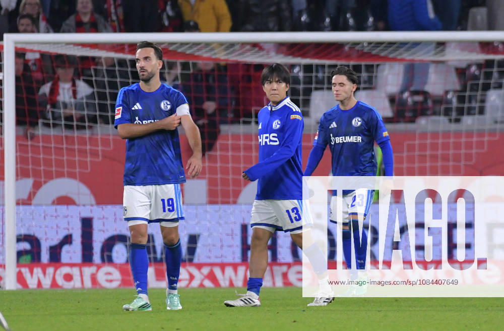 Fussball 1.Bundesliga, SC Freiburg - FC Schalke 04 v.l. Kenan Karaman (FC Schalke 04), Satoshi Tanaka (FC Schalke 04), Soufiane El-Faouzi (FC Schalke 04), enttäuscht, enttaeuscht schauend, dissapointed, Enttäuschung, Enttaeuschung Freiburg