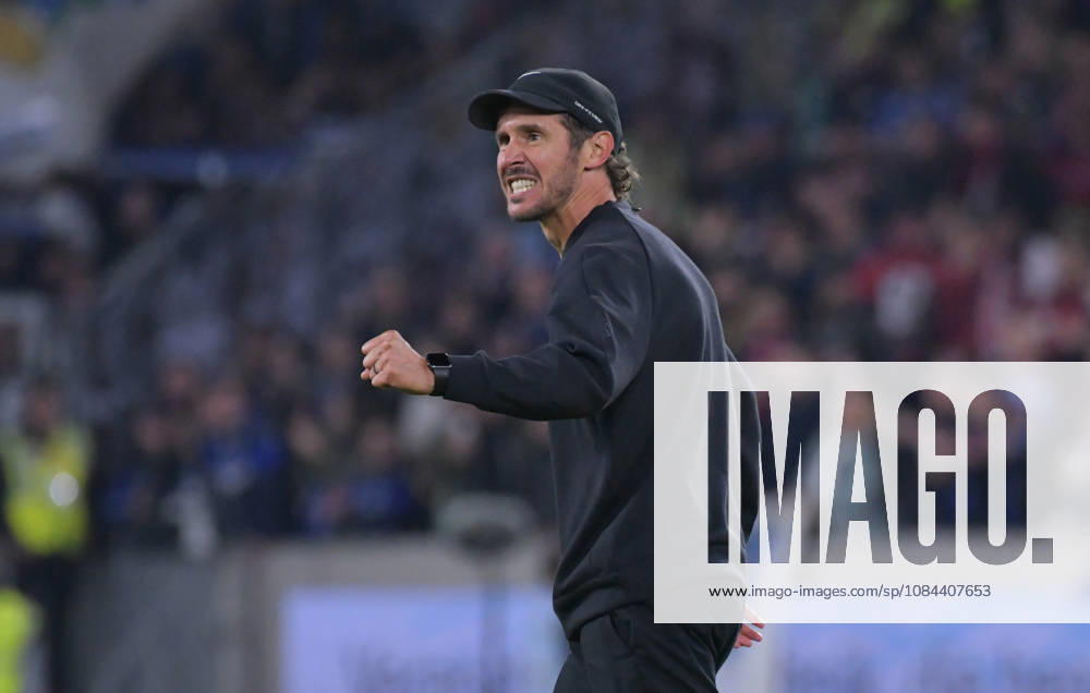 Fussball 1.Bundesliga, SC Freiburg - FC Schalke 04 v.l. Trainer Julian Schuster (SC Freiburg), feiert feiern den Sieg Freiburg