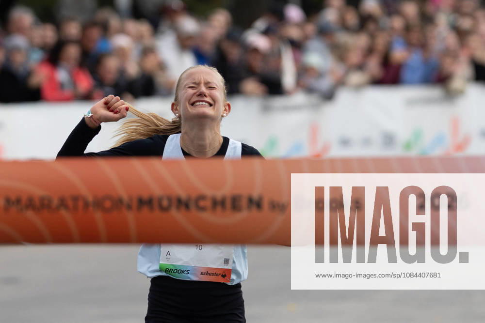 München Marathon 2026; München, 11.10.2026 Nina REUTER (GER Frankfurt Athletics) läuft in 02:32:01 Stunden als Erstplatzierte durch das Zielband und verteidigt ihren Titel beim Marathon im Rahmen des MARATHON MÜNCHEN by Brooks 2026; München