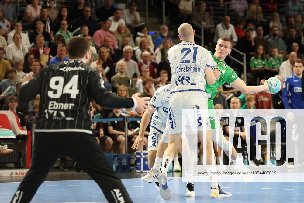 Handball, Opel HBL, Saison 2026 2027, 1.HBL, Füchse Berlin - TBV Lemgo Lippe, Max-Schmeling-Halle: Domenico Ebner (TBV Lemgo Lippe, 94) und Leve Carstensen (TBV Lemgo Lippe, 21) gegen Nils Lichtlein (Füchse Berlin, 17) Berlin Deutschkand