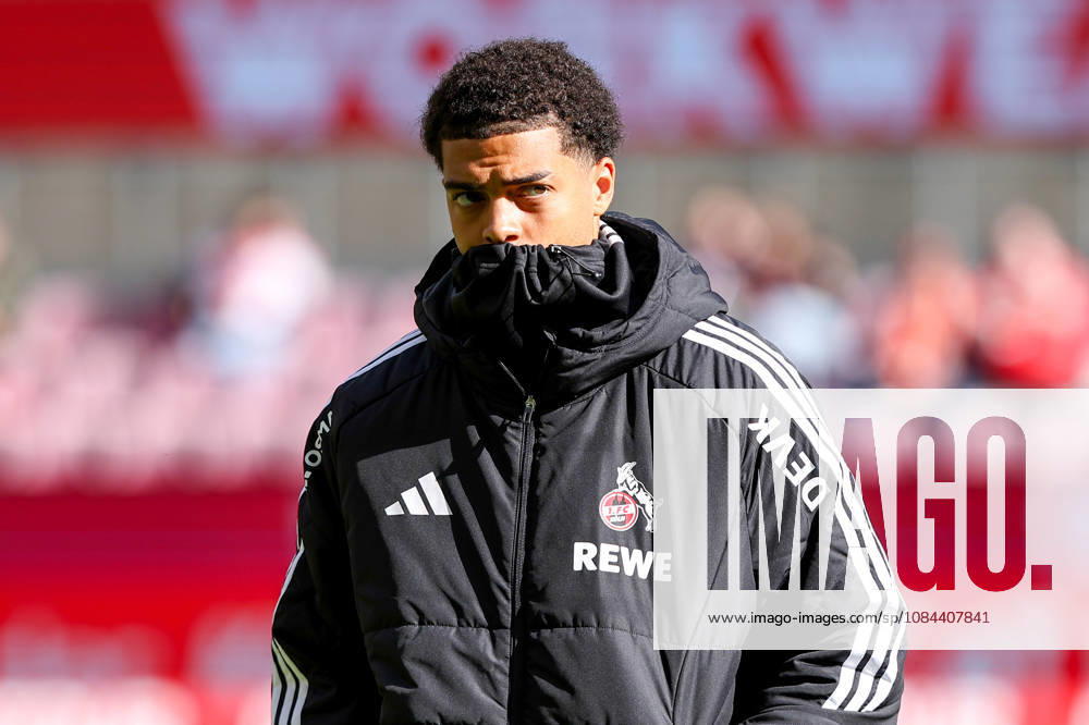 2026.10.11, Fußball, Bundesliga, 1. FC Köln - Borussia Mönchengladbach, RheinEnergieSTADION, 5.Spieltag, Saison 2026 2027: Jahmai Simpson-Pusey (1. FC Koeln 22) vor dem Spiel in dicker Jacke DFB regulations prohibit any use of photographs as image sequences and or quasi-video. Photo: WilkowskixPressefotoKochx Nordrhein-Westfalen Deutschland