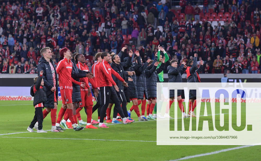 Fussball 1.Bundesliga, SC Freiburg - FC Schalke 04 v.l. Freiburg feiert feiern den Sieg mit den Fans Freiburg