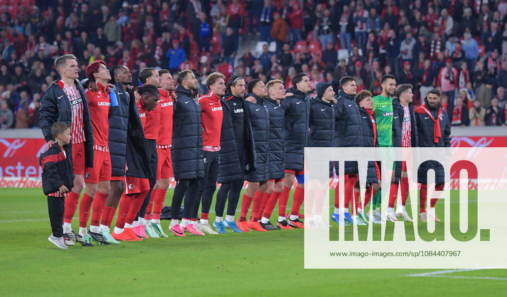 Fussball 1.Bundesliga, SC Freiburg - FC Schalke 04 v.l. Freiburg feiert feiern den Sieg mit den Fans Freiburg