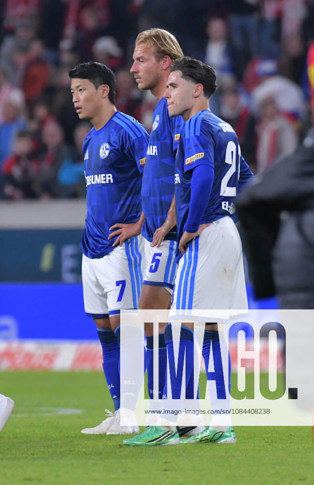 Fussball 1.Bundesliga, SC Freiburg - FC Schalke 04 v.l. Hee-chan Hwang (FC Schalke 04), Timo Becker (FC Schalke 04), Soufiane El-Faouzi (FC Schalke 04), enttäuscht, enttaeuscht schauend, dissapointed, Enttäuschung, Enttaeuschung Freiburg