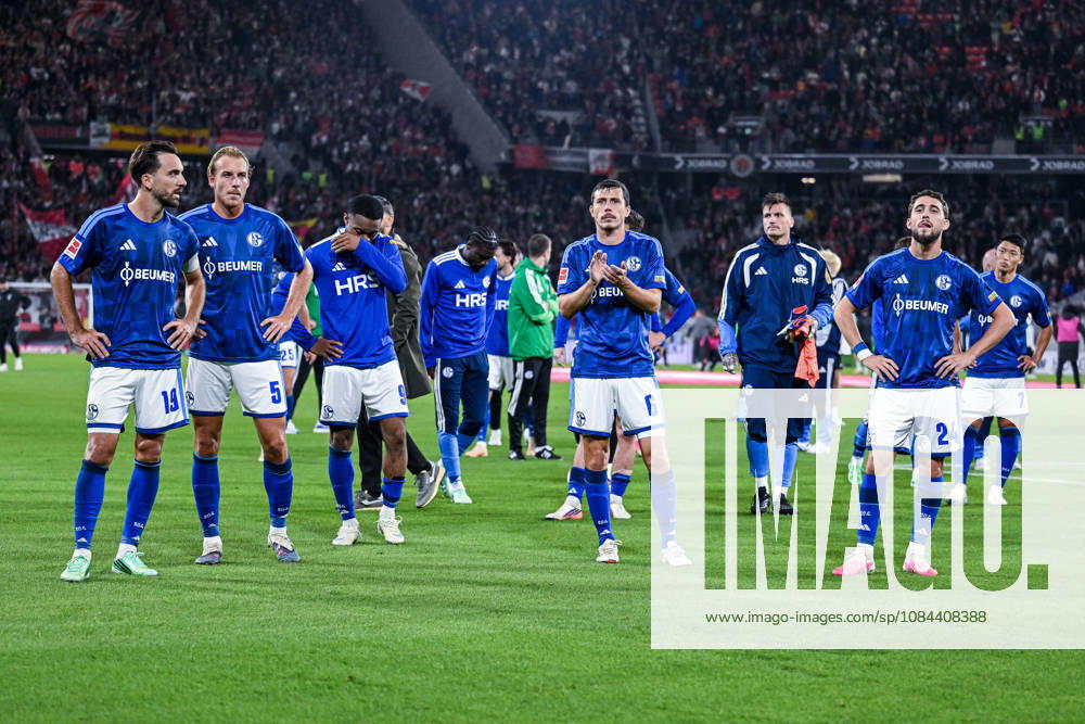 Fussball, Saison 2026 2027, Bundesliga, SC Freiburg - FC Schalke 04, Die Spieler des FC Schalke 04 sind nach Spielschluss enttäuscht, Kenan Karaman (FC Schalke 04), Timo Becker (FC Schalke 04), Ron Schallenberg (FC Schalke 04), Adil Aouchiche (FC Schalke 04) xRHR-FOTO YYx